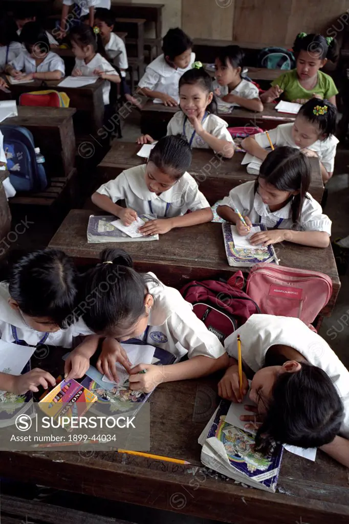 EDUCATION, PHILIPPINES. Manila. Payatas school. Many of the pupils parents are scavengers on the nearby landfill site. . 