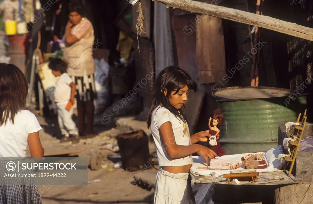 MEXICO CITY. BORDE DE VIAS COLONY. . The inhabitants here migrated from country when their land eroded and was no longer productive. Poor people from poor farming land arrive in the city at a rate of 1000 a day. 