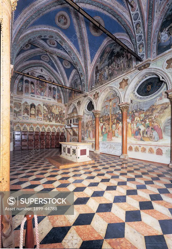 San Giacomo Chapel, Santo Basilica, Padua, by De Sanctis (De Santi) Andriolo, 1372 - 1372, 14th Century, polychrome marbles and fresco. Italy: Veneto: Vicenza: Mussolente: Santi Apostoli Pietro e Paolo church: navata destra cappella di San Giacomo. Side view of the interior divided into three cross vaults. The background wall is divided by six columns identical to those of the facade: the short sides are divided by two rows of stalls surmounted by small niches. The walls are frescoed