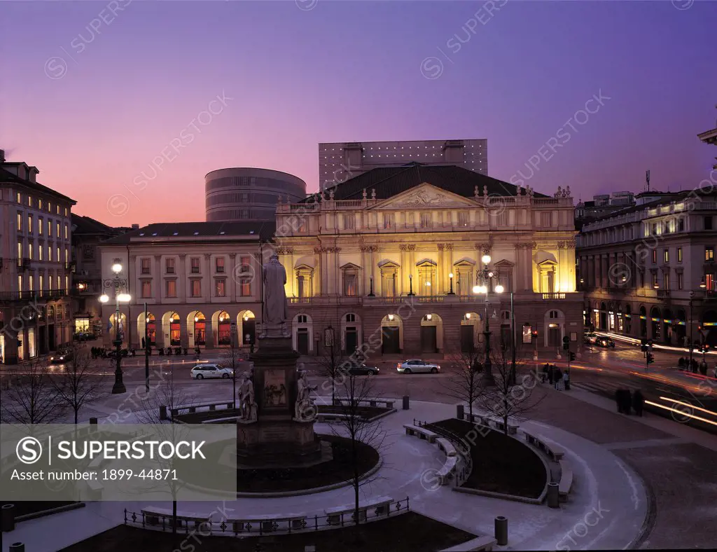 Views of the La Scala Theater after its restoration in 2004, Milan, by Botta Mario, Piermarini Giuseppe, 2004, 21st Century, . Italy: Lombardy: Milan: Teatro alla Scala. Scala Theater Milan nocturnal view facade illuminated elevation square
