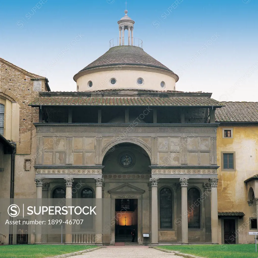 Pazzi Chapel in Florence, by Brunelleschi Filippo, 1430 - 1444, 15th Century, plaster and Serena stone. Italy: Tuscany: Florence: Santa Croce Basilica. View of facade overlooking cloister of Santa Croce, serliana-type pronaos supported by 6 columns and an architrave