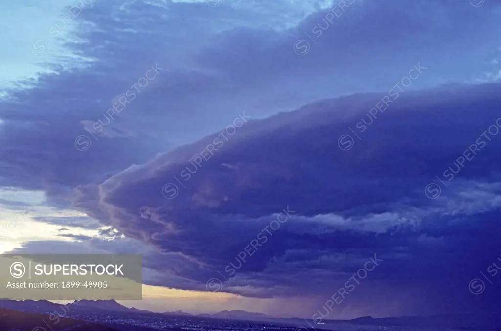 A gust front of cumulonimbus clouds signals the approach of a thunderstorm.  Sonoran Desert, Tucson, Arizona, USA.