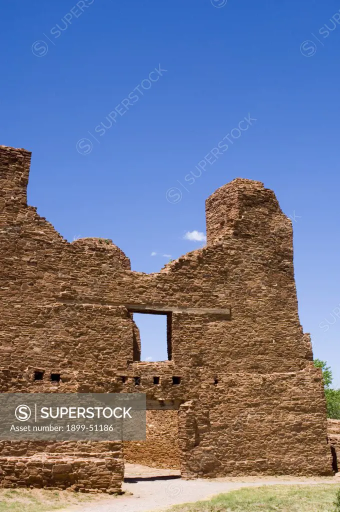 Salinas Pueblo Missions National Monument, New Mexico. Quarai Ruins. Pueblos Of The Salinas Valley Once A Thriving Pueblo Community Of Tiwa And Tompiro Speaking Peoples In The Remote Area Of Central New Mexico. Early In The 17Th Century Spanish Francisca