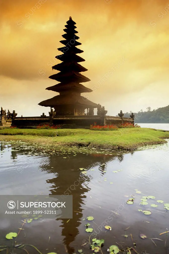 Indonesia. Bali. Lake Bratan. Ulur Danu Temple