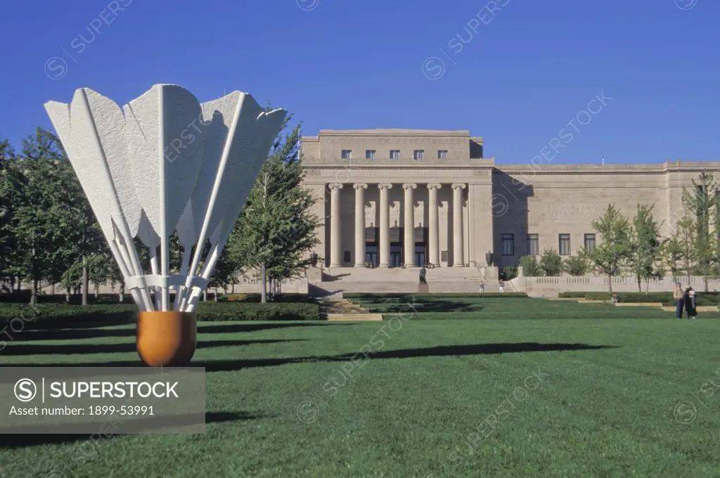 Missouri. Kansas City. Nelson Atkins Museum Of Art. Front With Sculpture (Birdie.)