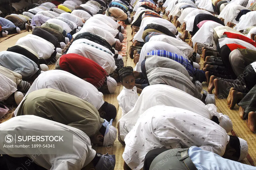 Mass Muslims Prayer Eid Ul Fitr Namaz, Ramzan Eid At Anjuman Islam School In Bombay Now Mumbai , Maharashtra, India