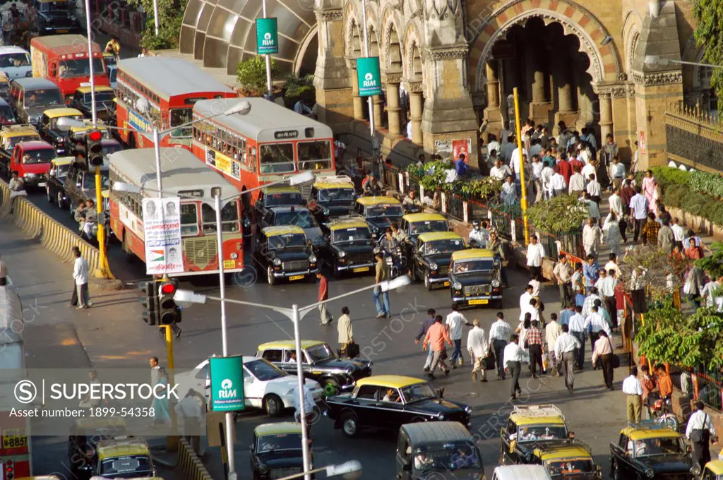 Red Colored Best Buses, Bombay Electric Suburban Transport And Traffic Outside Vt Railway Station, Victoria Terminus Now Renamed As Cst Station, Chatrapati Shivaji Terminus In Bombay Now Mumbai, Maharashtra, India