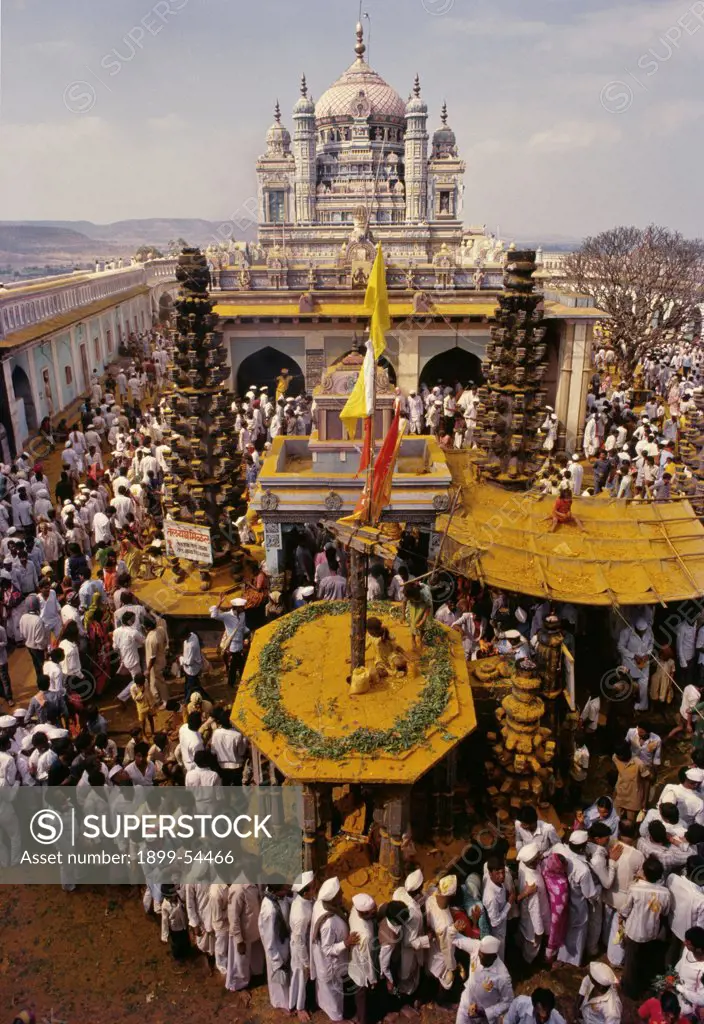 Serpentine Queues For A Glimpse Of Khandoba'S Image Which Is Kept Inside The Temple. Jejuri, Maharashtra. India
