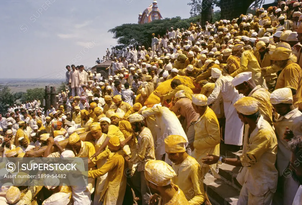 Descending The Steps At Great Speed, The Palanquin Weighing About 500 Kilograms Is Never Allowed To Touch The Ground In Spite Of Minor Injuries Sustained In The Melee. Jejuri, Maharashtra. India