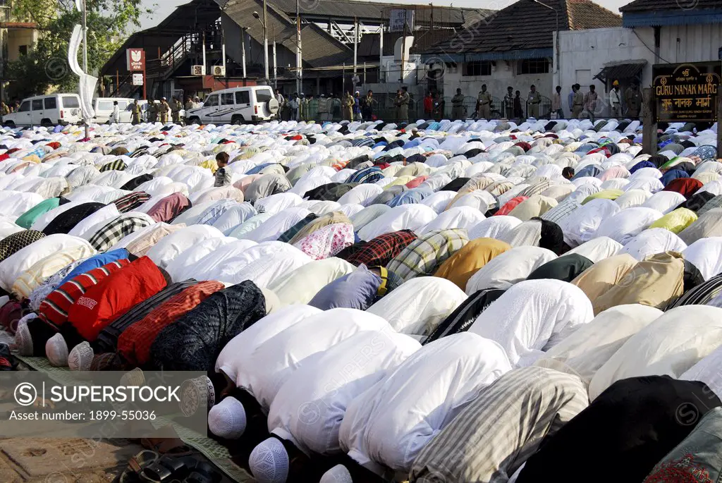 Mass Muslim Prayer. Namaz Offering On Id-Ul-Fitr Or Ramzan Id At Bandra Station, Bombay Mumbai, Maharashtra, India