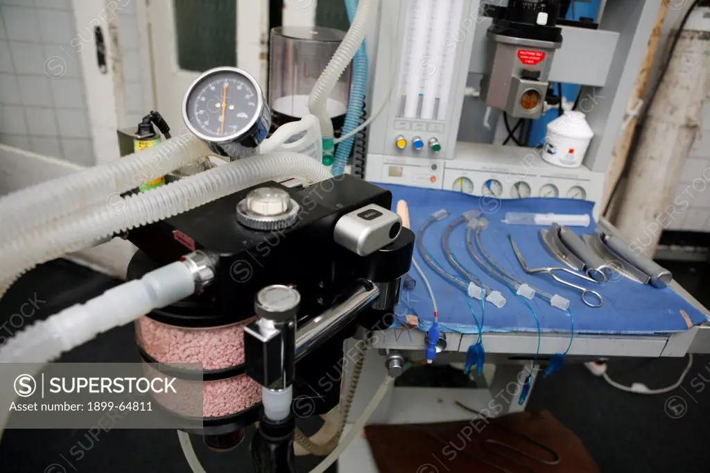 Intubation equipment next to aneasthesia machine