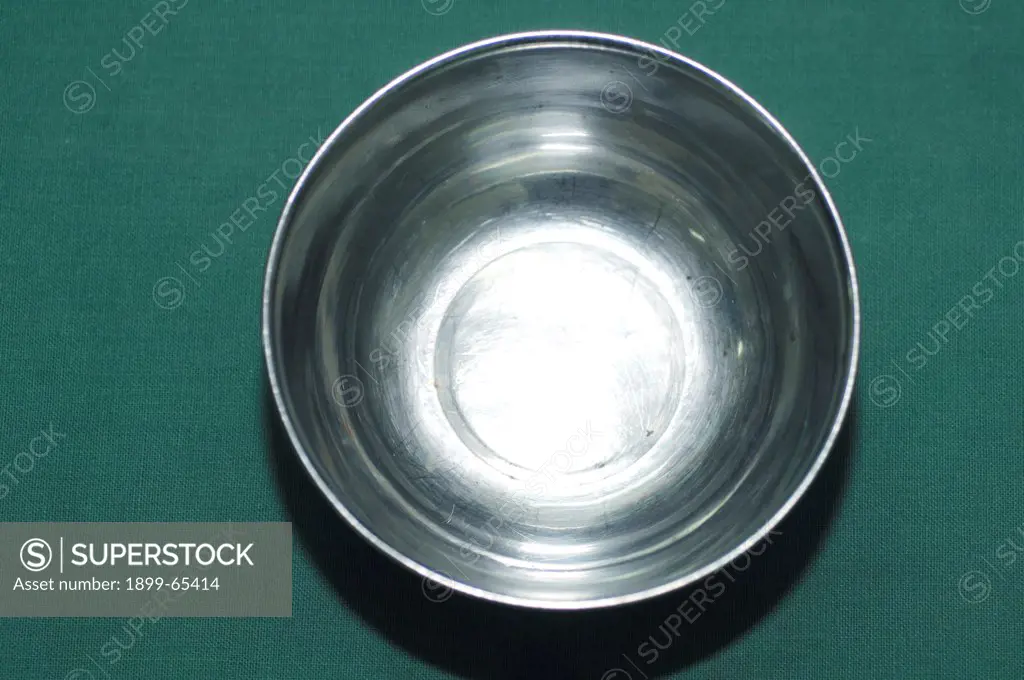 A reusable stainless steel dish used in surgical wards