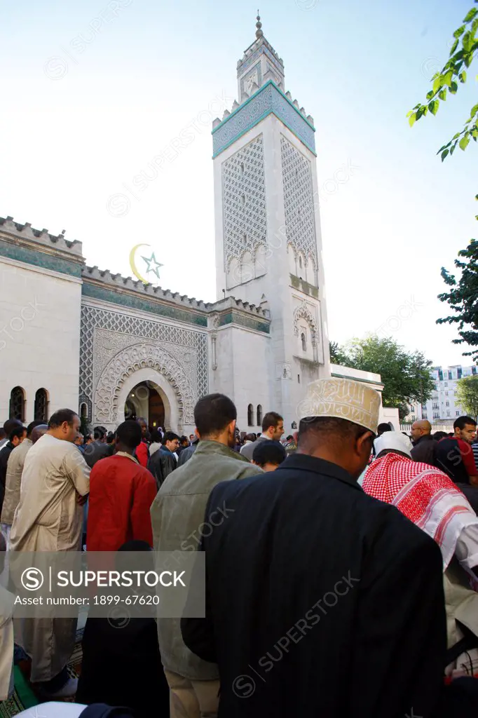 Muslims praying outside the Paris Great Mosque on Aïd El-Fitr festival