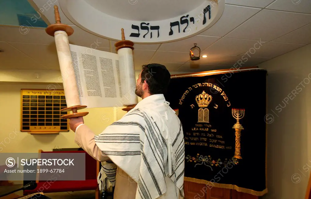 Jew raising the Torah in Surmelin synagogue