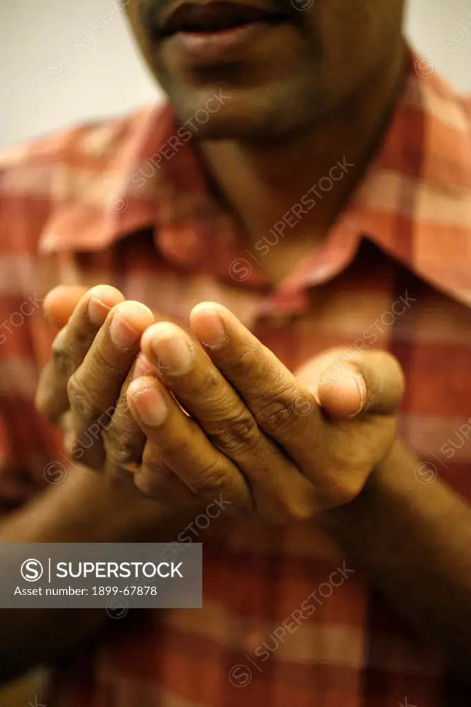 Hindu prayer in a Sri Lankan temple