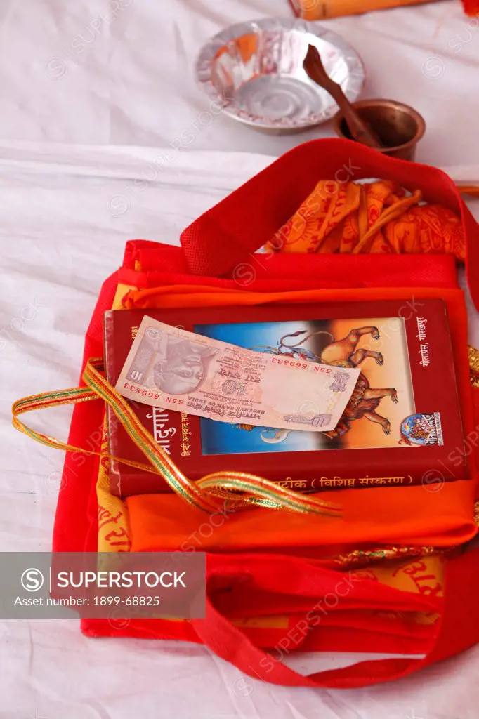 10-roupie offering given to a Brahmachari (Hindu temple student) by a lay woman