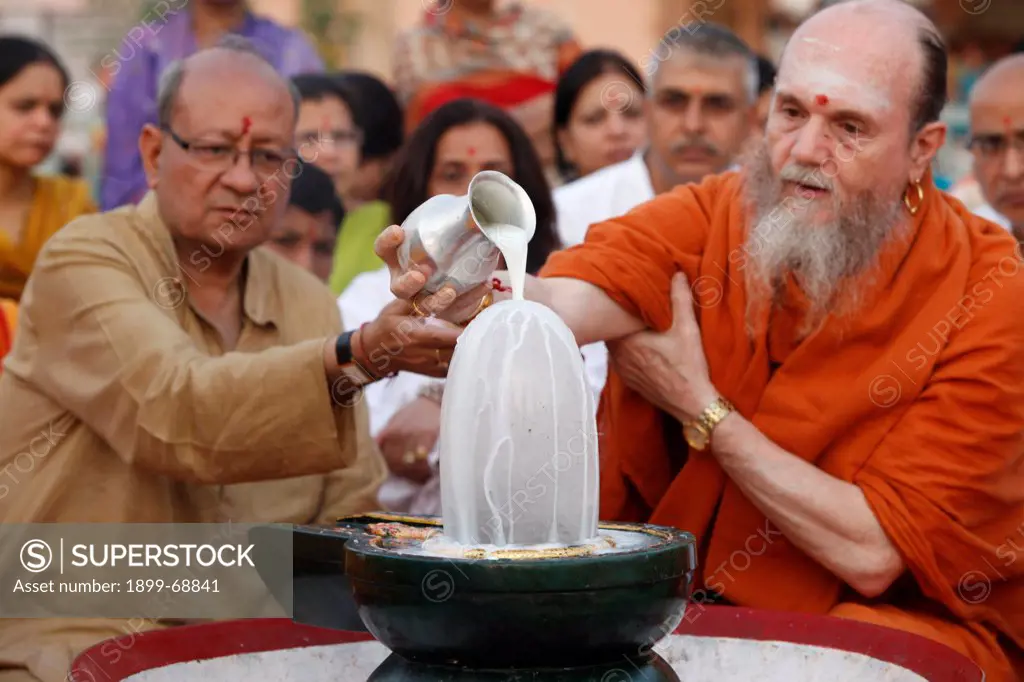 Lingam puja in Parmath, Rishikesh right : American guru Bodhinata Veylanswami