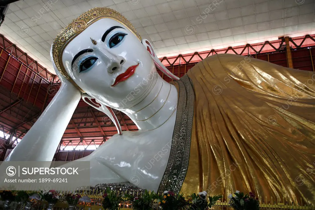 Reclining Buddha in Chauzkhtakyi pagoda