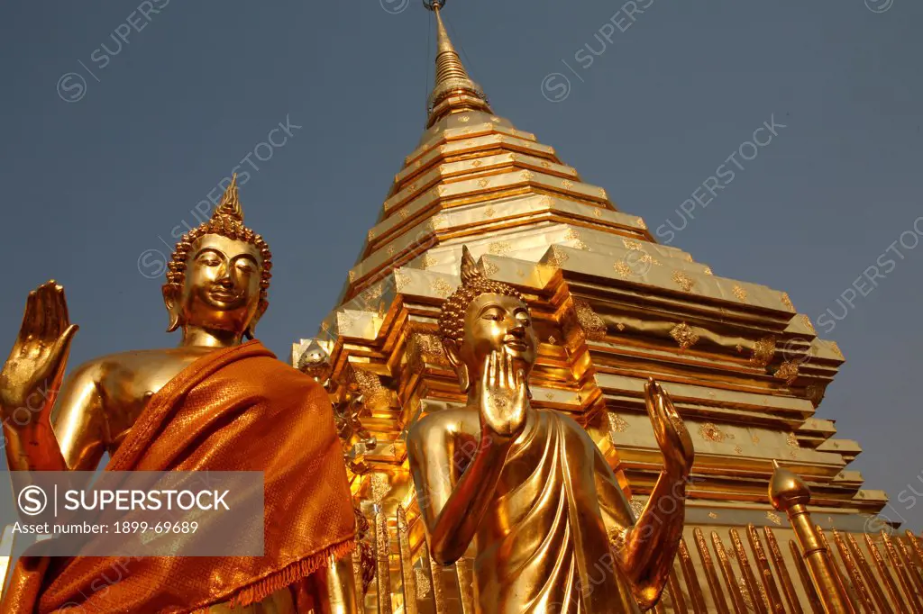 Statues and chedi in Doï Suthep temple