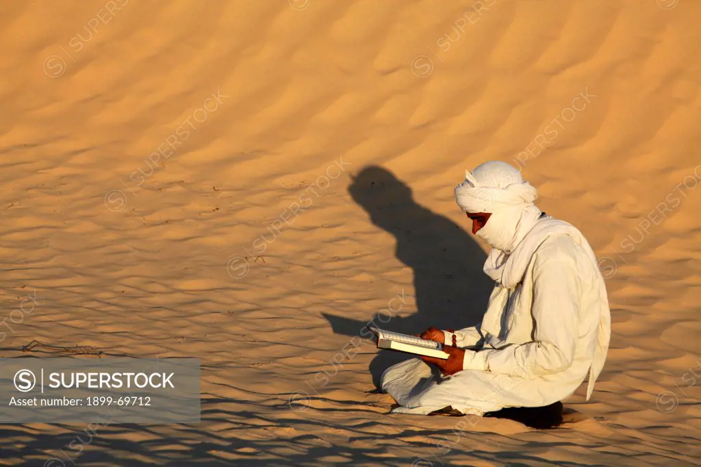 Beduin reading the Kuran in the Sahara