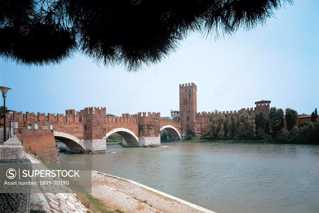 Ponte Scaligero, 14th Century, 1354-1356, stone, è lungo 120 metri