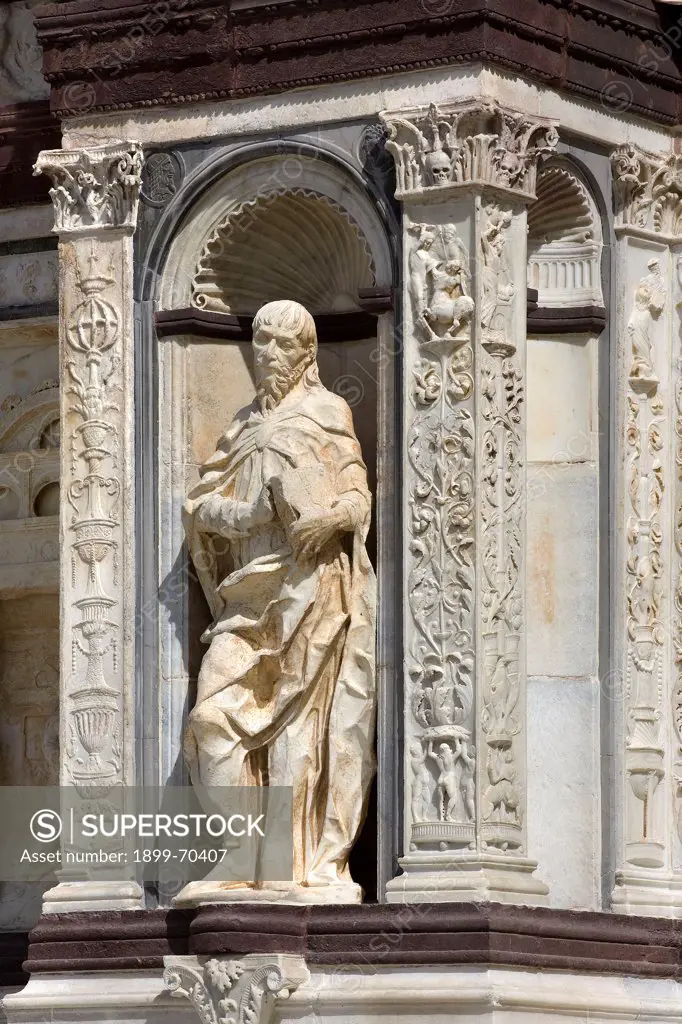 Italy, Lombardy, Pavia, Carthusian monastery. Detail. A buttress of the Carthusian monastery, with polychrome marble inlays and bas-reliefs. The statue of an apostle is in the front niche.