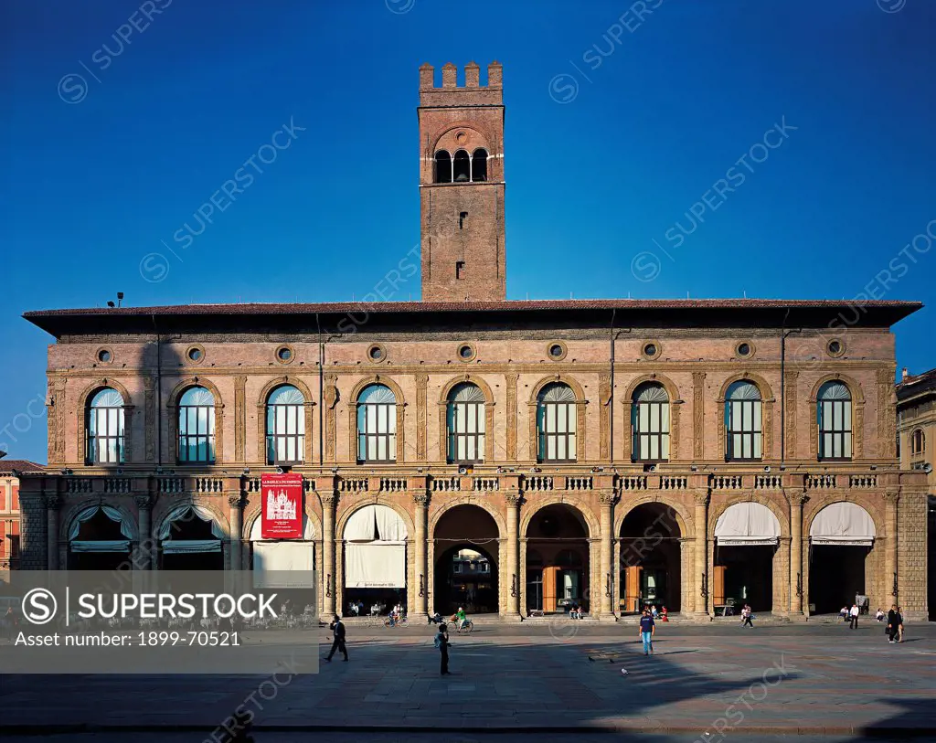 Italy, Emilia-Romagna, Bologna, Palazzo del Podestà. Whole artwork view. Front view of the facade on two levels with pillars and lesenes; it is characterized by the alternation of the fullness and emptyness of the large arcades.