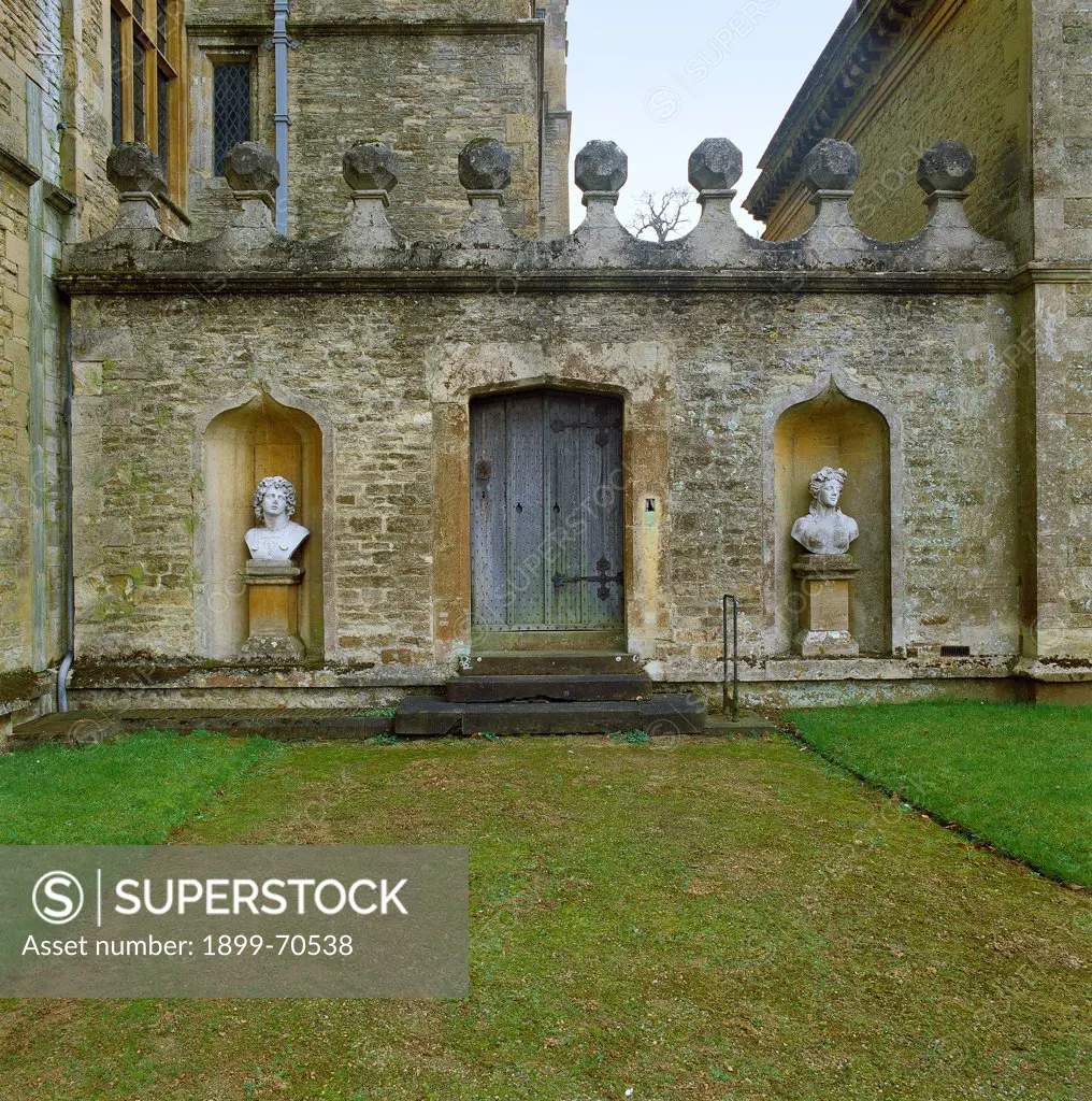 United Kingdom, Rousham (Oxfordshire), castle. Detail. View of the walls that present busts inside niches, pinnacles, acroterions.