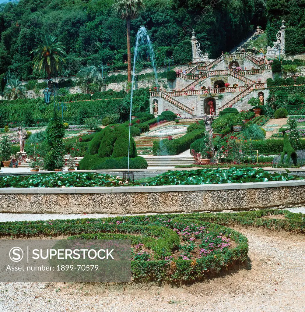Italy, Tuscany, Pescia, Villa Garzoni. Foreshortening view. The terrace garden seen from the parterre. In the foreground a circular fountain.