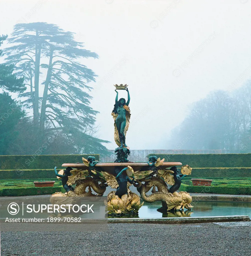 United Kingdom, Oxfordshire, Woodstock, Blenheim Palace. Detail. The central fountain of the Italian garden. Tritons and sirens hold a basin with a female figure in the middle with a crown in her hands.