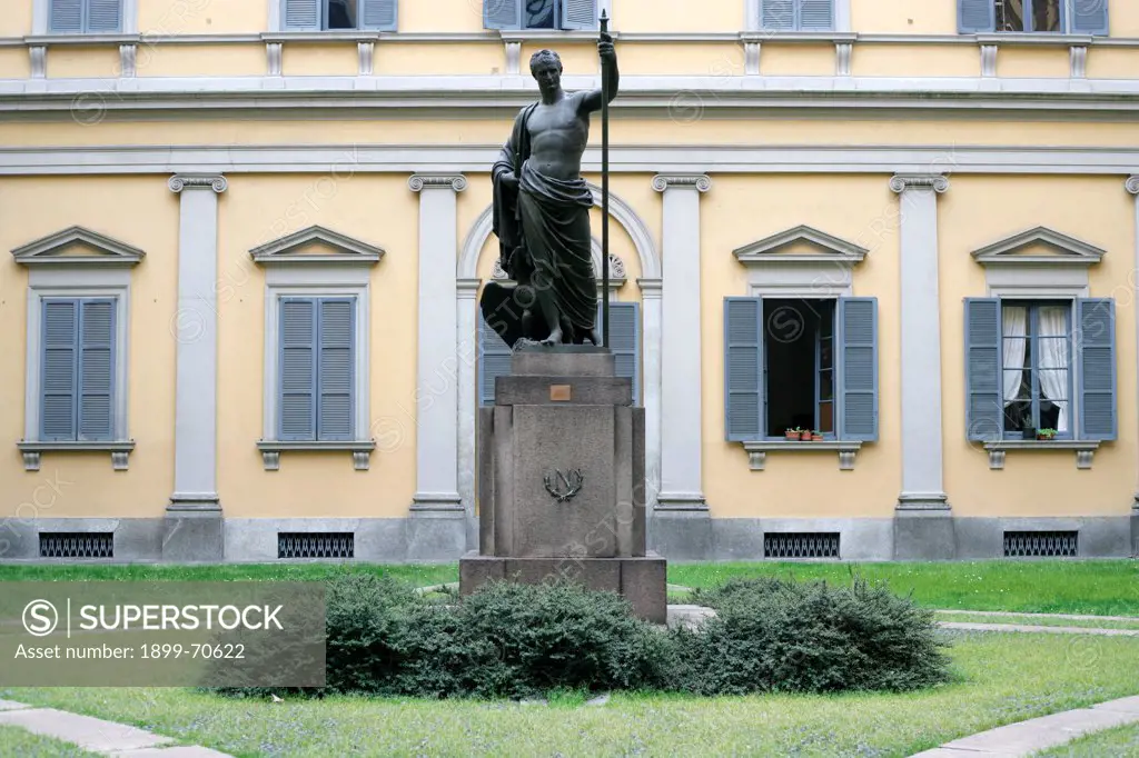 Italy, Lombardy, Milan, Palazzo Archinto. Whole artwork view. The emperor's sculpture in the middle of the courtyard.