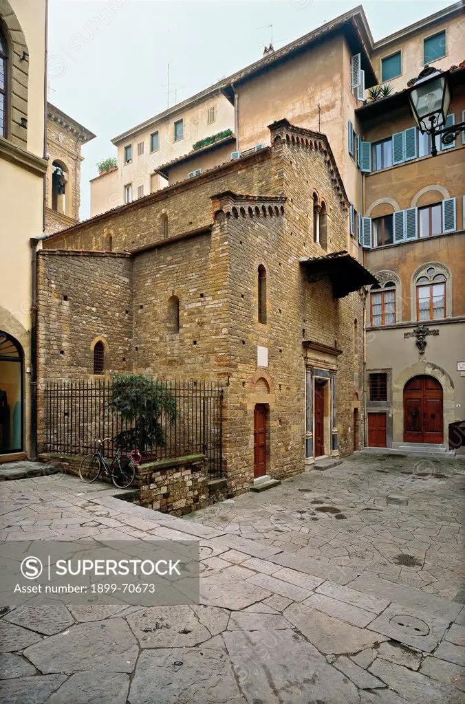 Italy, Tuscany, Florence. Whole artwork view. Foreshortening view of the salient facade.