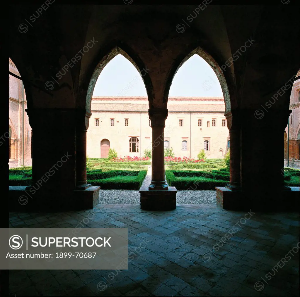 Italy, Lombardy, San Benedetto Po, Polirone Abbey. Whole artwork view. Ogival arches open to the open space of the cloister dedicated to Saint Simeon.