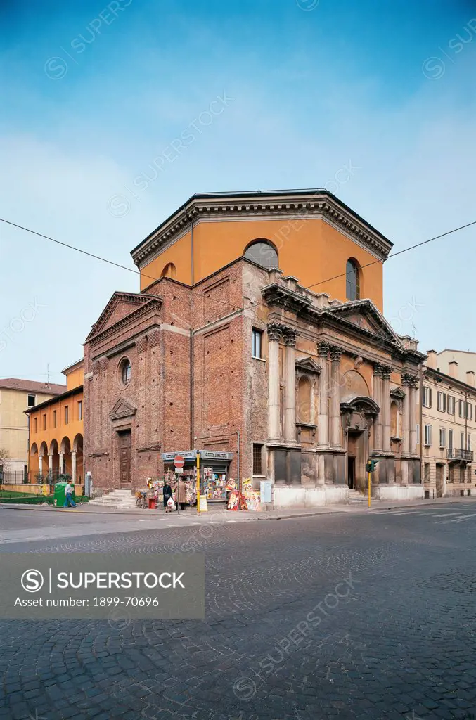 Italy, Lombardy, Mantua, Corso Vittorio Emanuele II. Whole artwork view. A foreshortening view of the two facades of the Church of Saint Ursula. The first was built in the 17th Century, the second in the 20th Century.