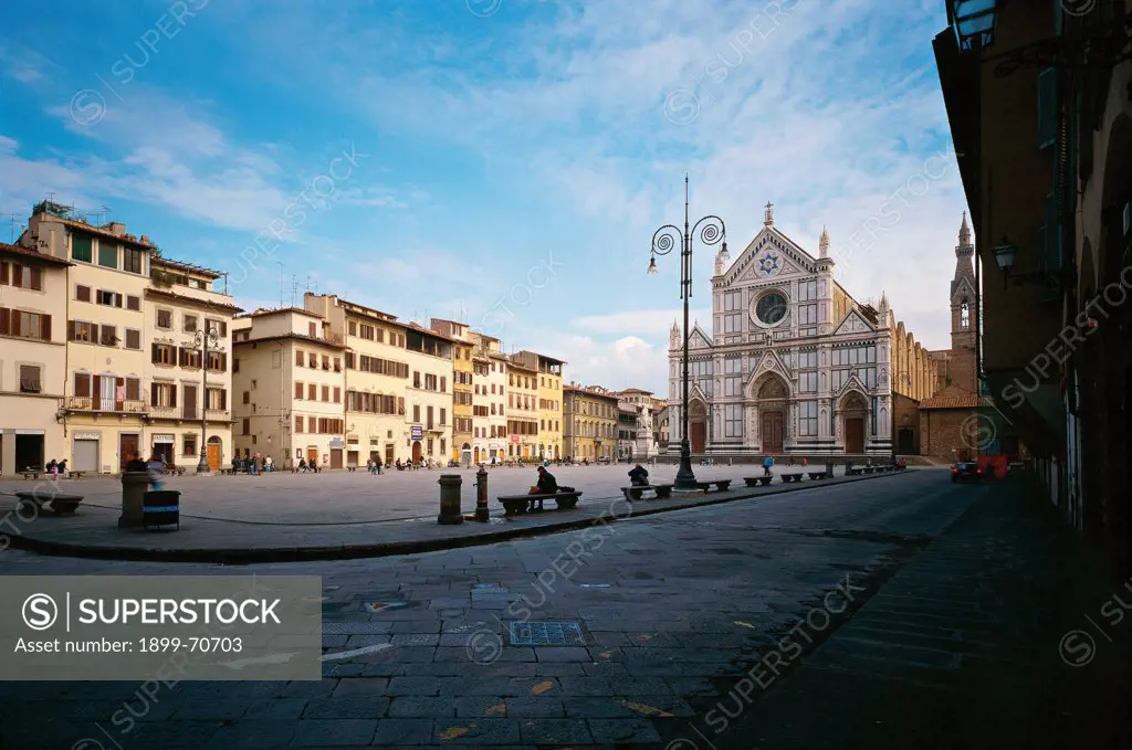 Italy, Tuscany, Florence, Piazza Santa Croce. Whole artework view. View of Santo Croce Square. In the background the neo-Gothic facade of the Basilica of the Holy Cross.