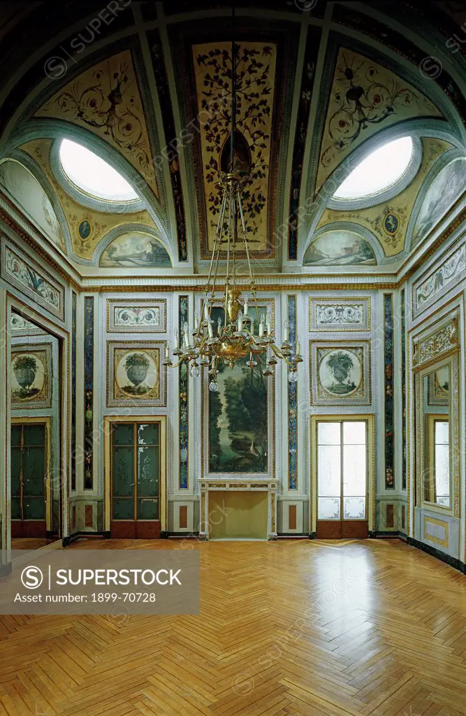 Italy, Lombardy, Cremona, Cattaneo Palace. Detail. A room of the palace marked out by a vault with circular skylights and by a decoration with grotesques. The walls are decorated with painted panels.