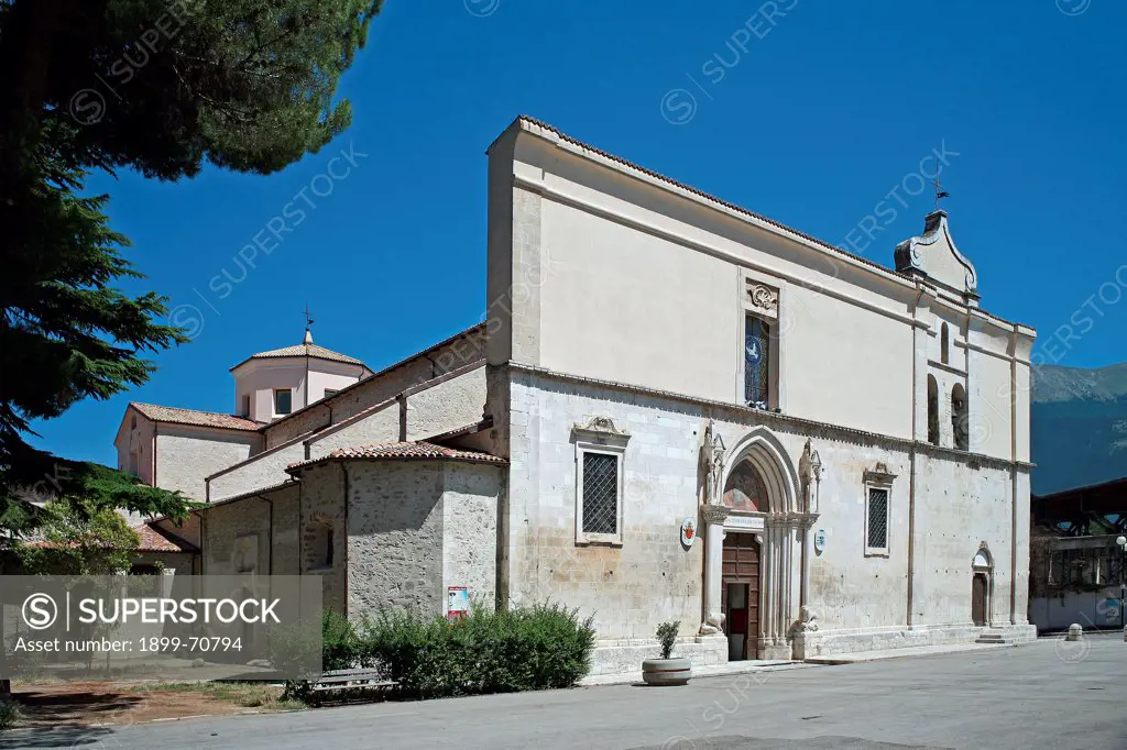 Italy, Abruzzo, Sulmona, Cattedrale di San Panfilo. Detail. Foreshortening view of the frontage and the portal of the cathedral of San Panfilo in Sulmona.