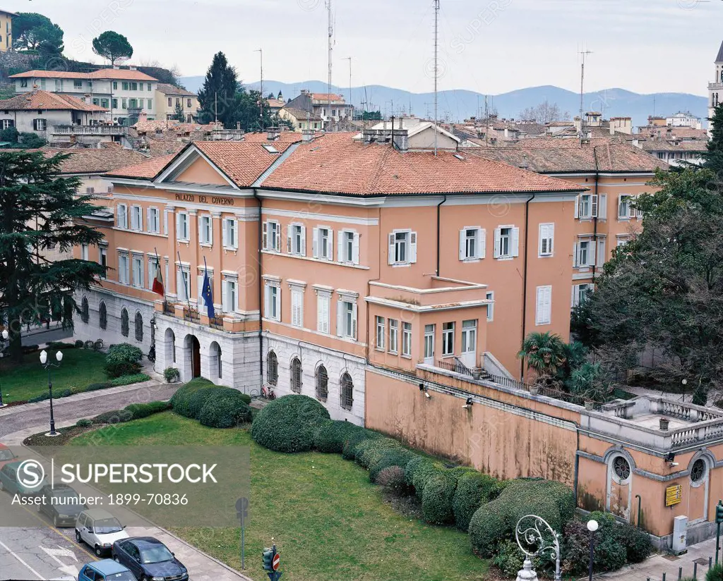 Italia, Friuli Venezia Giulia, Gorizia. Whole artwork view. View of the facade of the palace with a frontal lawn.