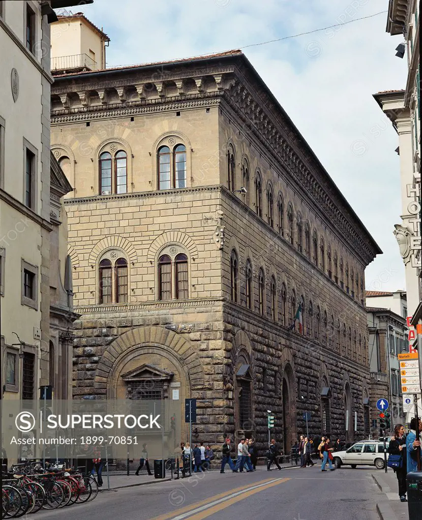 Italia, Tuscany, Florence, Palazzo Medici Riccardi. Detail. Foreshortened view of the facade characterized by different types of rustications (rough and smooth) and double lancet windows. On the ground floor, the rustication is rough, then it becomes smoother in the upper floors.