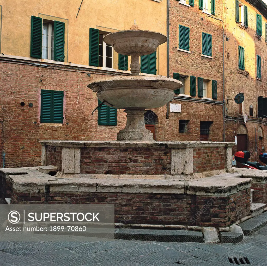 Italia, Tuscany, Siena. Totale. Whole artwork view. The fountain (marble and red bricks) gets its name from the little spouts through which the water flows into the fountain. These are called pispinelli.
