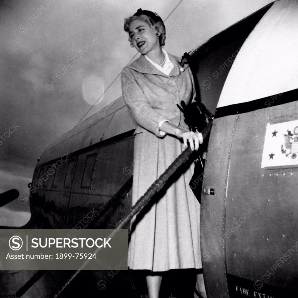 American ambassadress in Italy Clare Boothe Luce leaving to Rome by plane. Alghero, November 1954