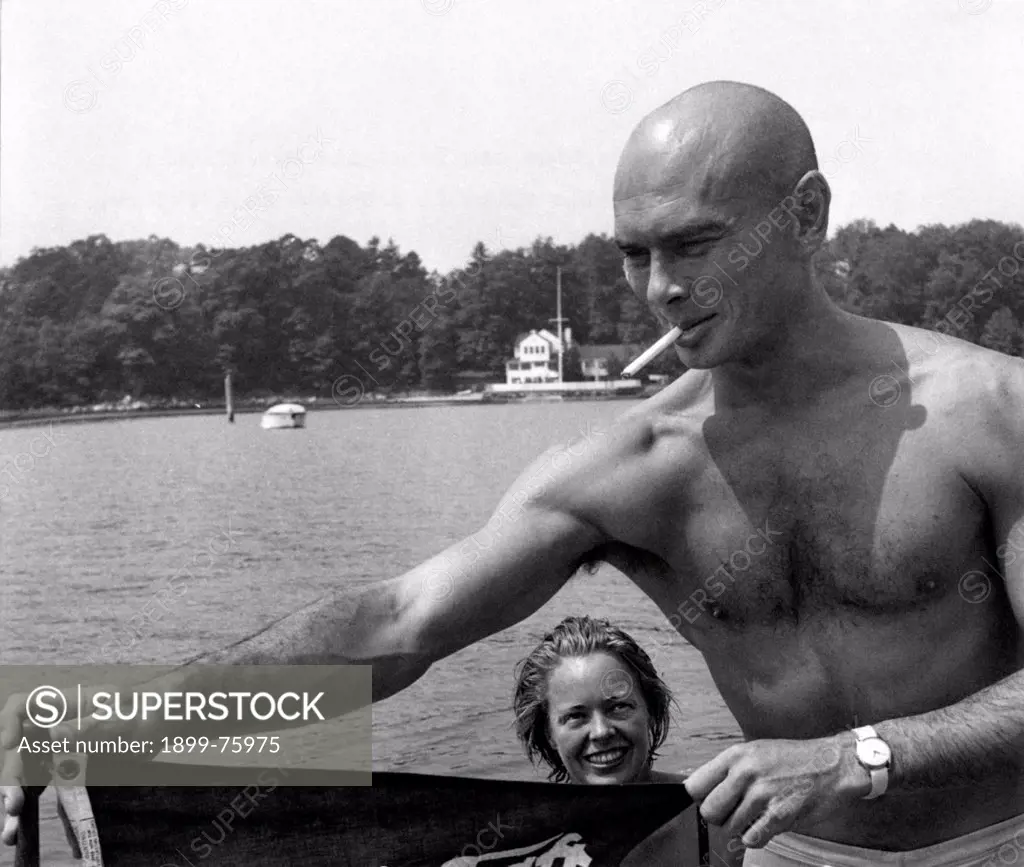 American actor Yul Brynner (Yuliy Borisovich Bryner) and his wife, the American actress Virginia Gilmore spending holidays in their villa. Santa Monica, USA, 29th August 1957.