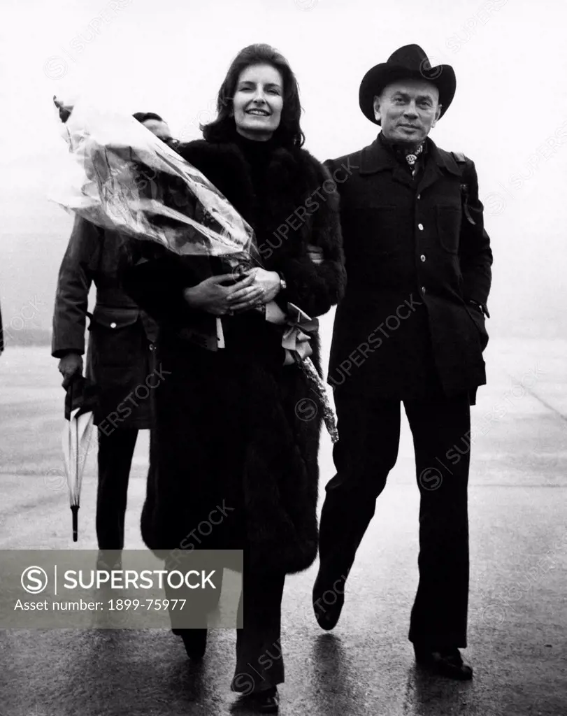 American actor Yul Brynner (Yuliy Borisovich Bryner) arriving at Linate airport arm in arm with his wife Jacqueline de Croisset. Milan, 1972.