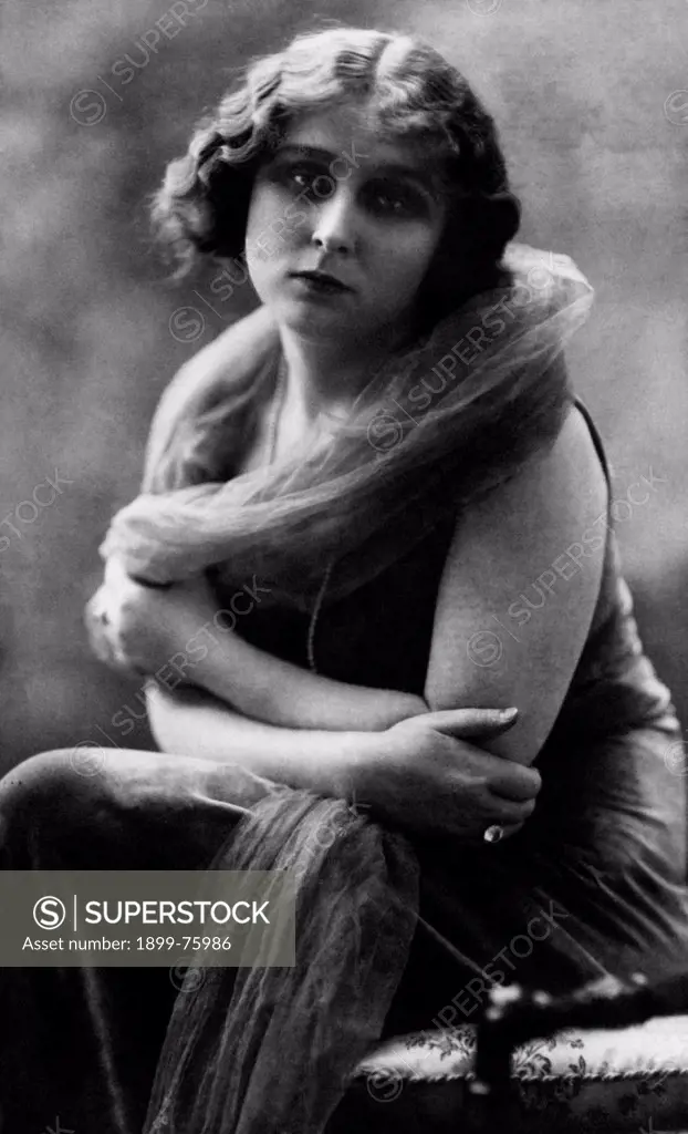 Italian actress and singer Mim Aylmer (Eugenia Spadoni) posing and sitting. 1920s.