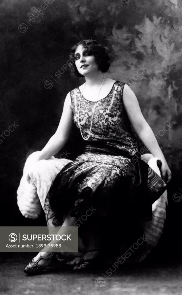 Italian actress and singer Mim Aylmer (Eugenia Spadoni) posing and smiling. 1920s.