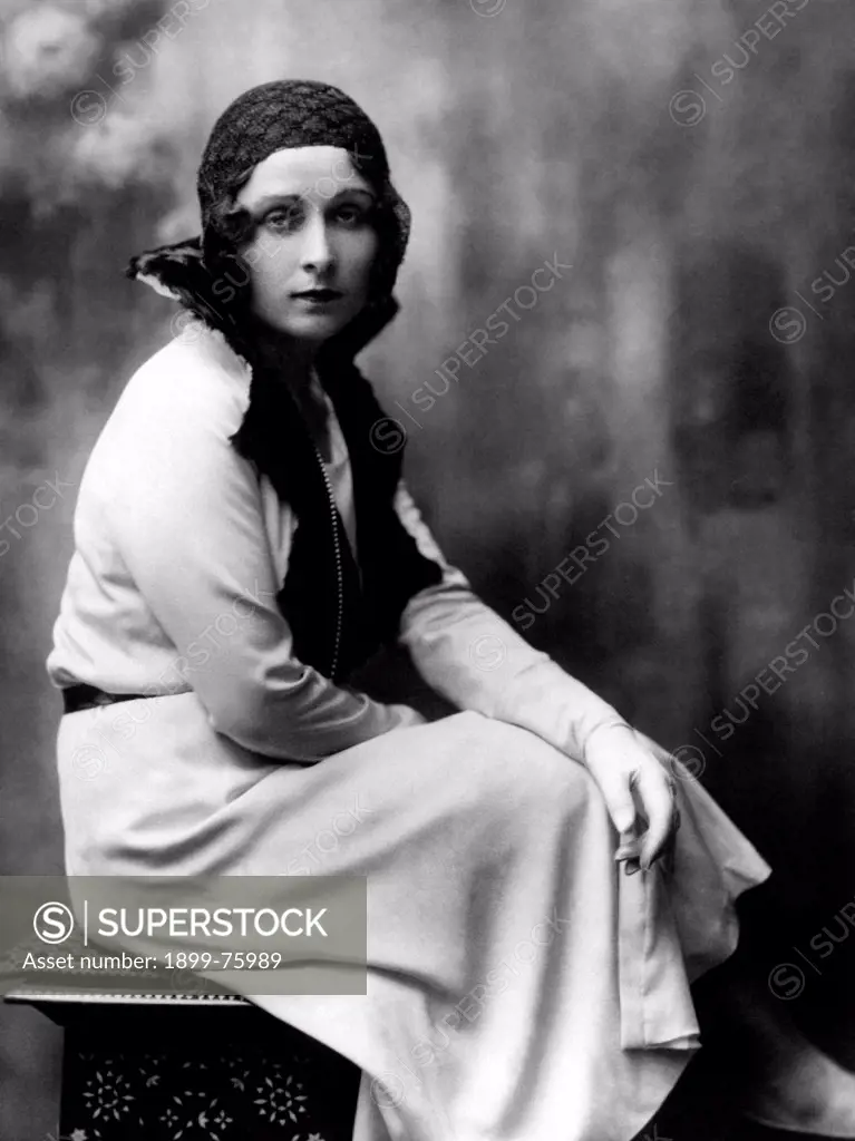 Italian actress and singer Mim Aylmer (Eugenia Spadoni) posing and sitting. 1920s.