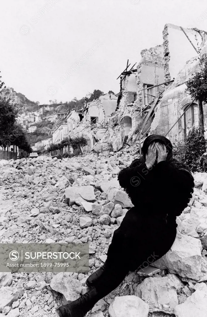 An old woman survived in the Irpinia earthquake despairing. Italy, November 1980.
