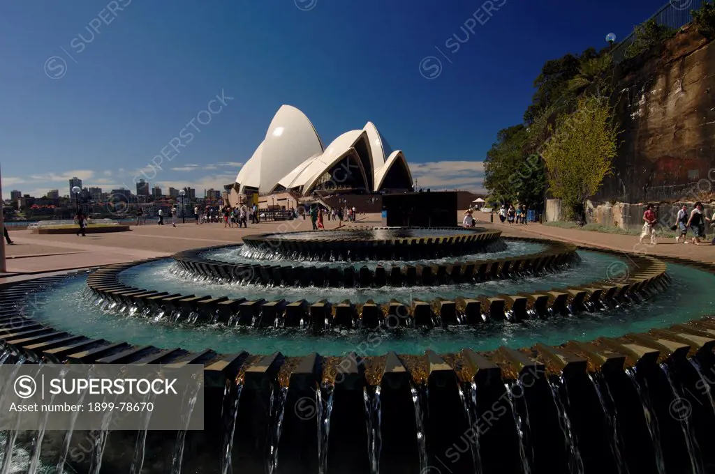 Sydney Opera House over the fountain at the entrance to its forecourt, Sydney, New South Wales, Australia