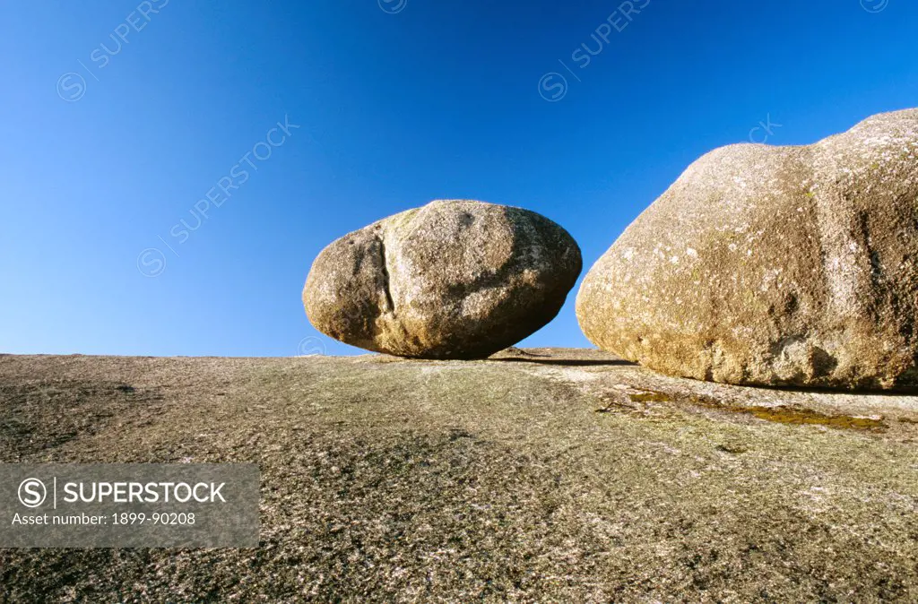 A balancing boulder of weathered granite, Bald Rock National Park, New South Wales, Australia. 01/11/2005