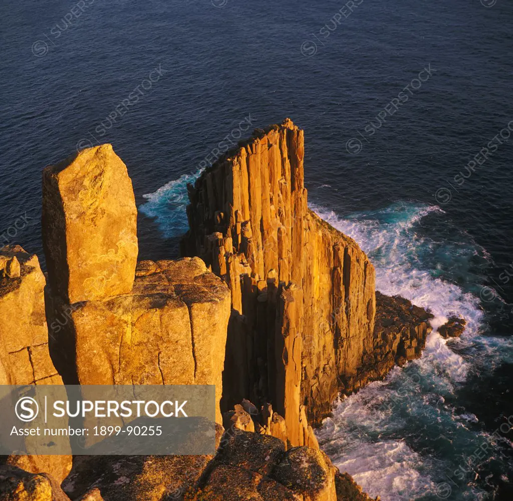 Cape Raoul, columnar dolerite, volcanic origin (magma), Tasman Peninsula, Tasmania, Australia. 01/11/2002